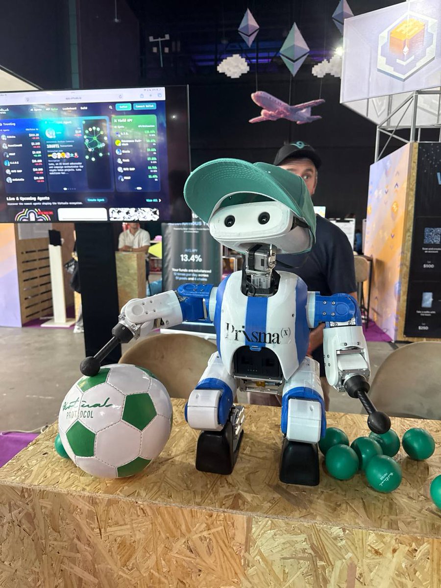RoboCon_AI's tweet image. If you saw crowds taking pics of a tiny blue robot at @EFDevcon... that was Franklin.

He&apos;ll be at @AgenticZero and the main event today. Come say hi 👋 You can also meet him and his friends at every Robo Con, brought to you by @PrismaXai 👀