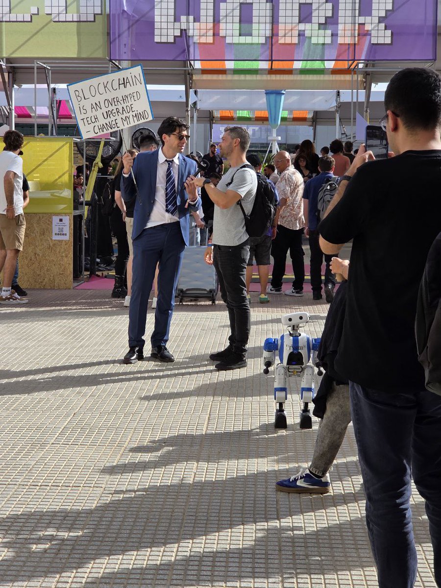 RoboCon_AI's tweet image. If you saw crowds taking pics of a tiny blue robot at @EFDevcon... that was Franklin.

He&apos;ll be at @AgenticZero and the main event today. Come say hi 👋 You can also meet him and his friends at every Robo Con, brought to you by @PrismaXai 👀