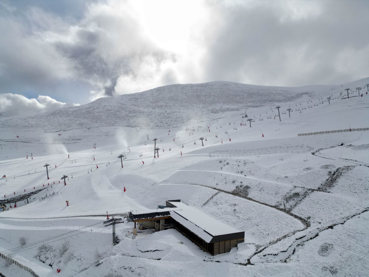 On vous confirme, l’hiver est bien arrivé en vallée d’Aure ❄️

Les chutes de neige se poursuivent encore dans les heures et jours qui arrivent, pour notre plus grand bonheur 😍

⚠️ Petit rappel : la station ouvre dans 15 jours !!!