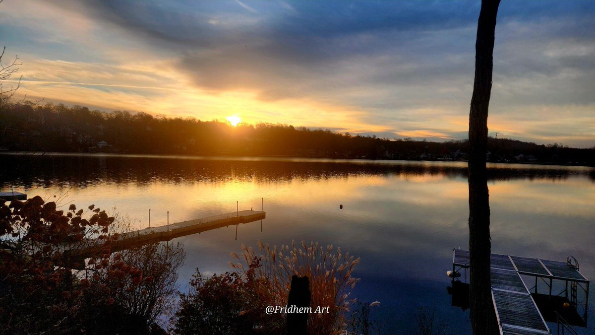 Beautiful sunrise in East Hampton over Lake Pocotopaug this morning.

📸 Tom Woodson