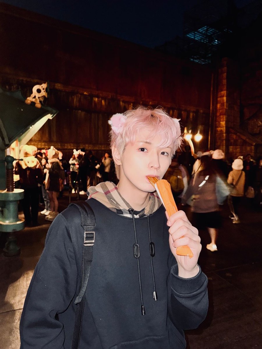 02YH17's tweet image. 251120 용희 INSTAGRAM POST
ㄴ yongh_1 📸

“始めまして, 디즈니 씨🏰✨”

#YONGHEE #용희 #CIX #씨아이엑스