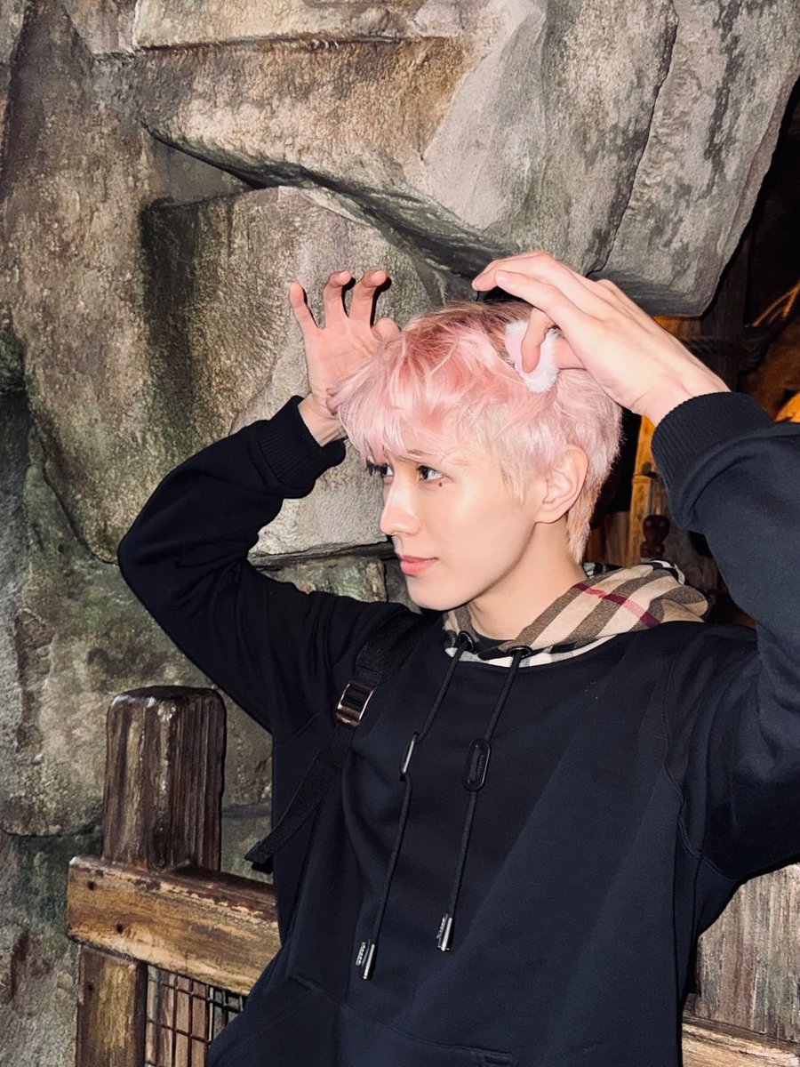 02YH17's tweet image. 251120 용희 INSTAGRAM POST
ㄴ yongh_1 📸

“始めまして, 디즈니 씨🏰✨”

#YONGHEE #용희 #CIX #씨아이엑스