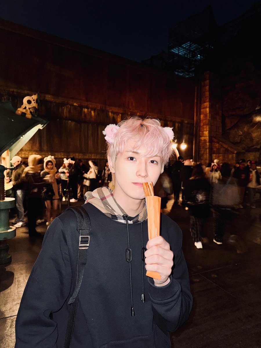 02YH17's tweet image. 251120 용희 INSTAGRAM POST
ㄴ yongh_1 📸

“始めまして, 디즈니 씨🏰✨”

#YONGHEE #용희 #CIX #씨아이엑스