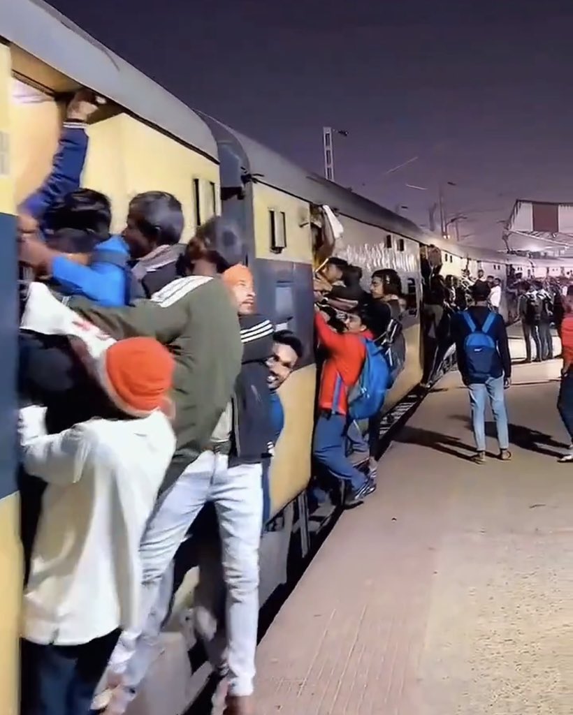 MangalYadavSP's tweet image. हर घर सरकारी नौकरी को लात मारने वाला पहला राज्य कौन ?