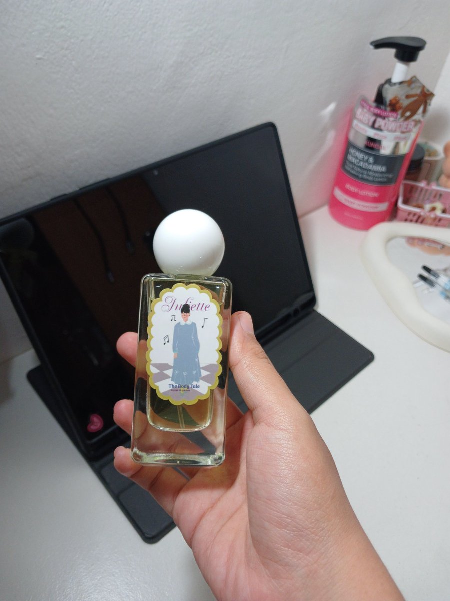 Ivaeris_'s tweet photo. Parfum "kunticore" yang masuk di hidung aku <3

Awal semprot jasminenya keluar banget, kaya bau penganten gitu. Tapi lama-lama jadi seger banget.

Kayanya bakal jadi salah satu parfum yang aku repurchase juga 🤭 https://t.co/TOyylW3n31