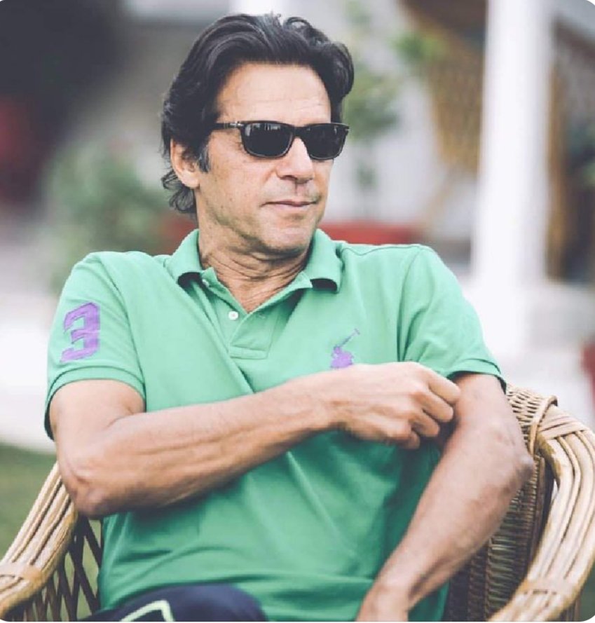 میرا لیڈر ایماندار 
میرا لیڈر بہادر 
 صرف لیڈر نہیں ـ عوام کی دھڑکن ہے 
میرا لیڈر غریبوں کی اواز ہے 
وہ اپنی قوم کی ازادی چاہتا ہے 
اور اس ازادی کی جنگ سینہ تان کر لڑ رہا ہے 
میرا لیڈر بے گناہ قید میں ہے 
سلاخیں اس کو نہیں صرف ظلم کے چہرے کو کمزور کرتی ہیں
#ملاقات سے کیوں ڈرتے ہو