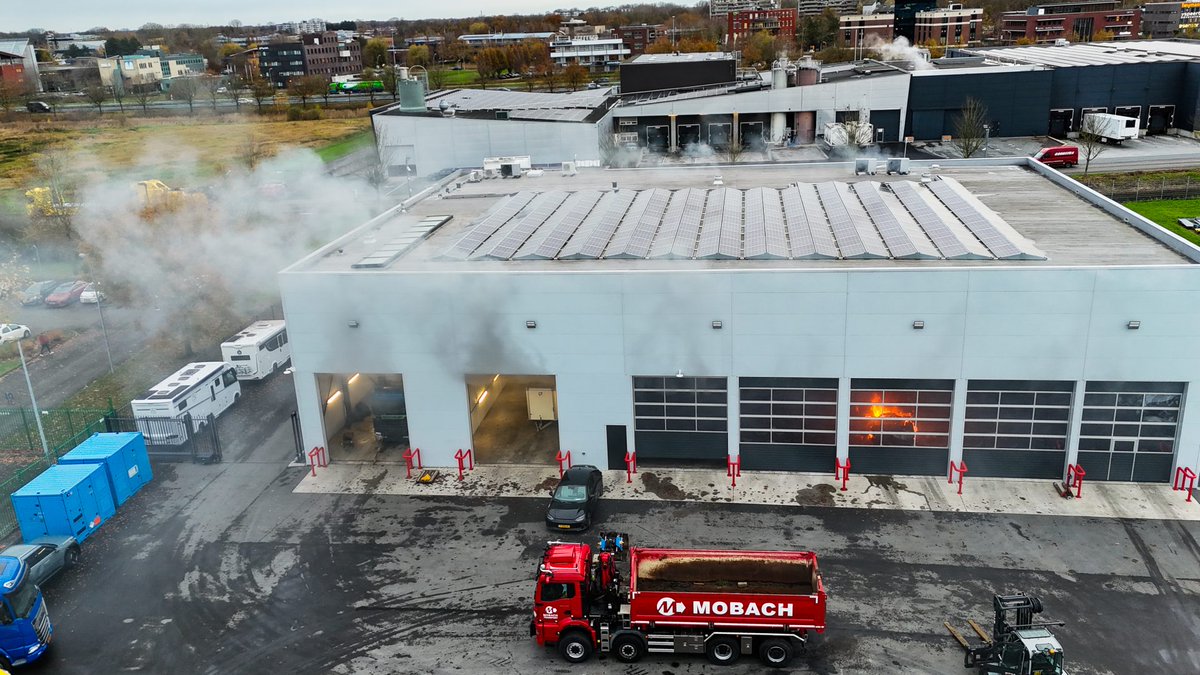 Vrachtwagen in brand in werkplaats van Boonstra Recovery Trucks