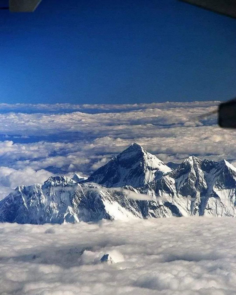 MAstronomers's tweet image. Top of planet earth, Mt Everest from a commercial plane.