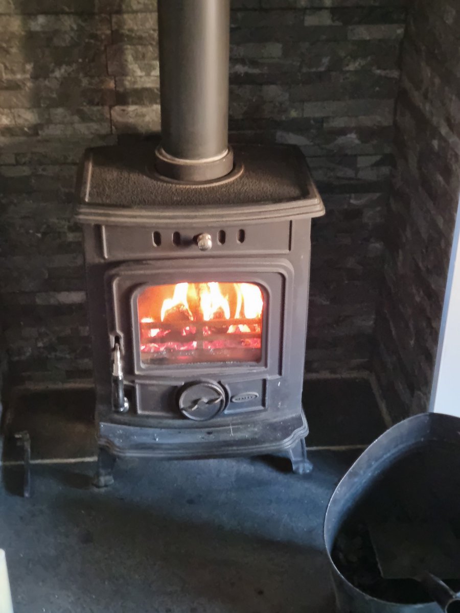 thebadger217's tweet image. Weather is cold and miserable. Am off work today and having Guinness in front of lovely fire 🔥 #PureClass