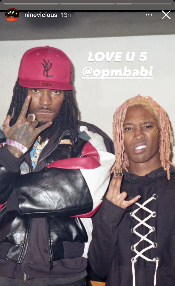 duhhmfka's tweet image. Onto the better label, have fun with “Teezus” lil bro 😭😂✌🏾