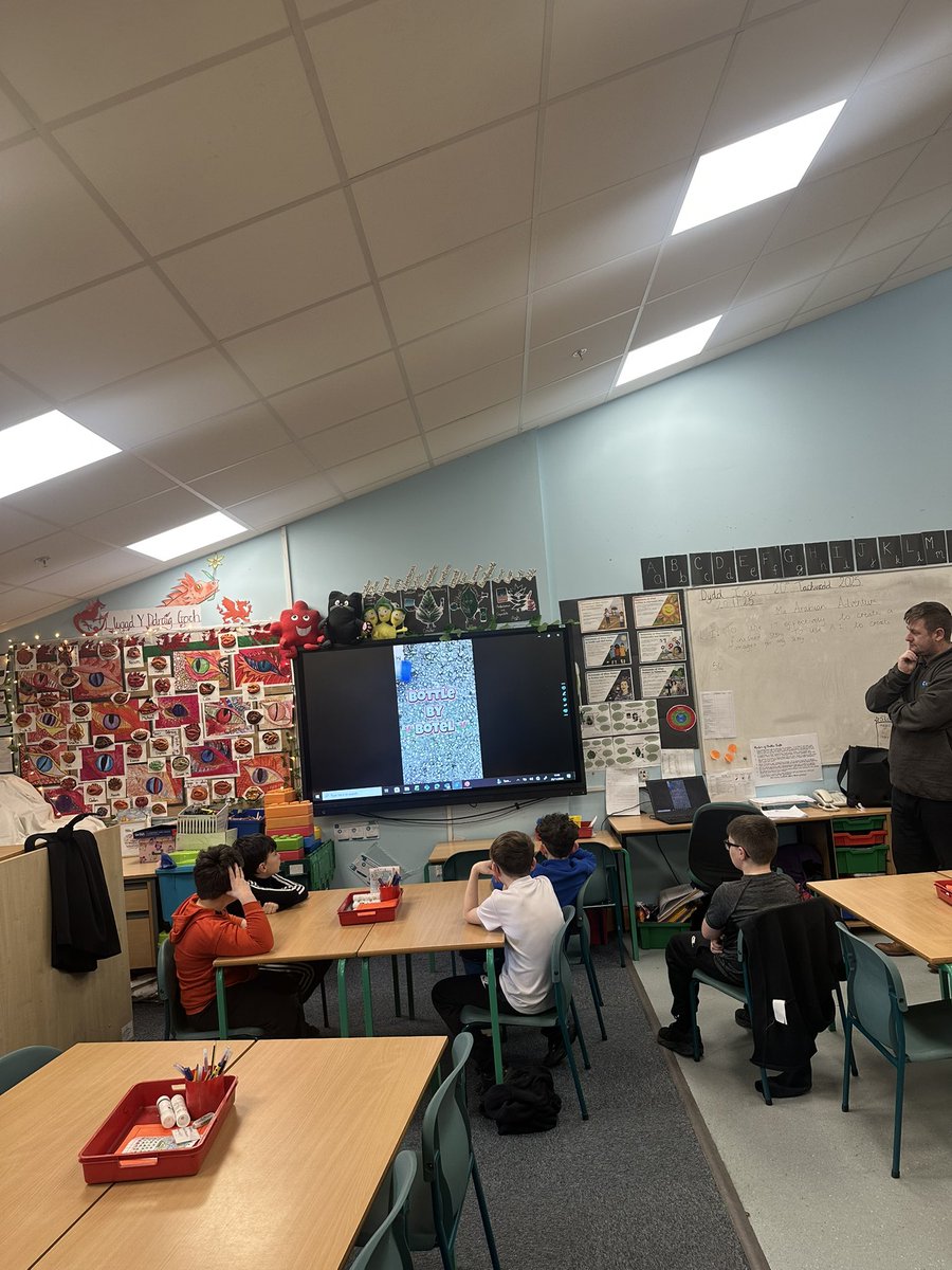 CefnCouncil's tweet image. Week 6 of #StayOnSide at Ysgol Rhosymedre!

Year 6 prepped their presentations for next week’s awards, played handball, and learned about the pro side of the sport. 🏐👏

Proudly funded by @TNLComFundWales