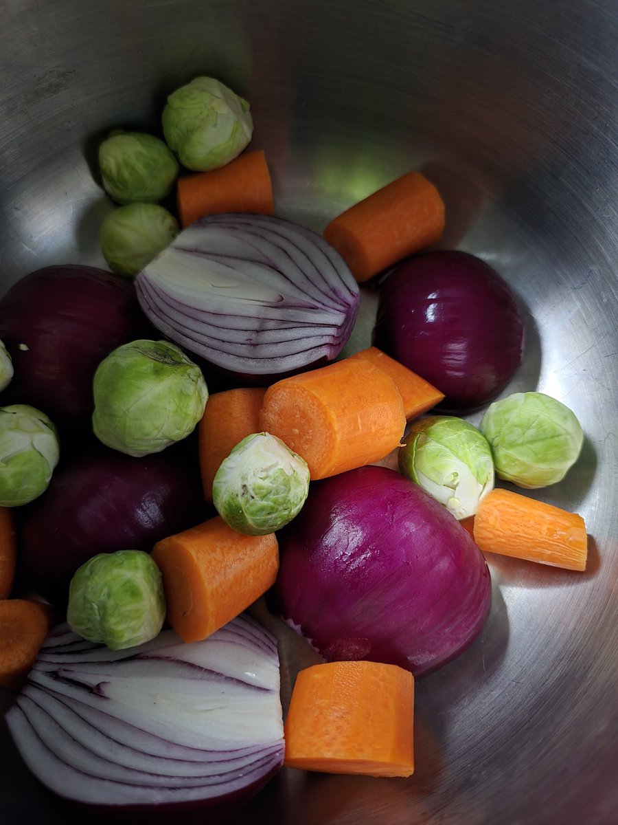 zero_dot1's tweet image. Heute sehr stressiger Tag... 🍵🍀 Jetzt gibt&apos;s erstmal einen Tee und die Gemüsesuppe...