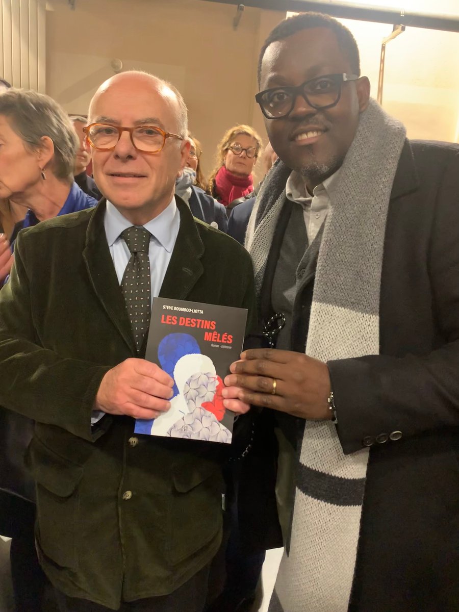 steve_sbl's tweet photo. 👥 Rencontre du jour 
J’ai eu l’honneur de présenter mon livre #LesDestinsmêlés à #BernardCazeneuve, ancien ministre de l’Intérieur au moment tragique des attentats du 13 novembre 2015.
🎧 Restez à l'écoute
📕 https://t.co/Oi0lKme80B
#13novembre2015
#bataclan13novembre2015 https://t.co/45e3yr36fU