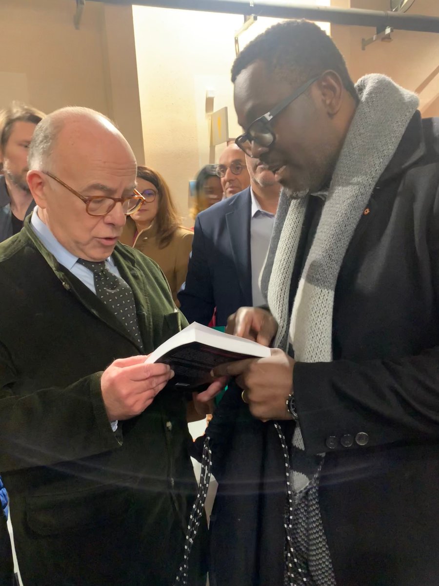 👥 Rencontre du jour 
J’ai eu l’honneur de présenter mon livre #LesDestinsmêlés à #BernardCazeneuve, ancien ministre de l’Intérieur au moment tragique des attentats du 13 novembre 2015.
🎧 Restez à l'écoute
📕 amzn.eu/d/bWLymqB
#13novembre2015
#bataclan13novembre2015