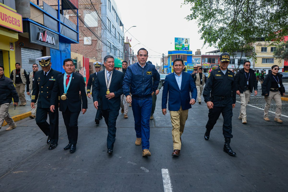 El presidente José Jerí participó en el izamiento del pabellón y la entonación del himno nacional en la plaza de Armas de Chancay, acompañado del alcalde Juan Álvarez Andrade, en un acto que reafirma el compromiso del Gobierno con los valores cívicos y la unidad del país.