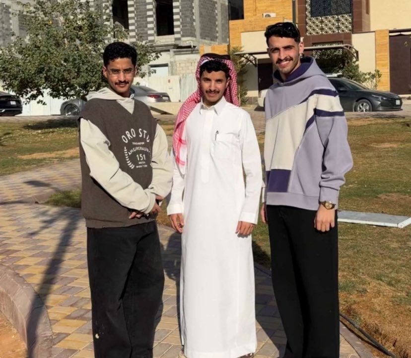 oa_344's tweet image. معنى الخوة والصداقة الحقيقية ❤️