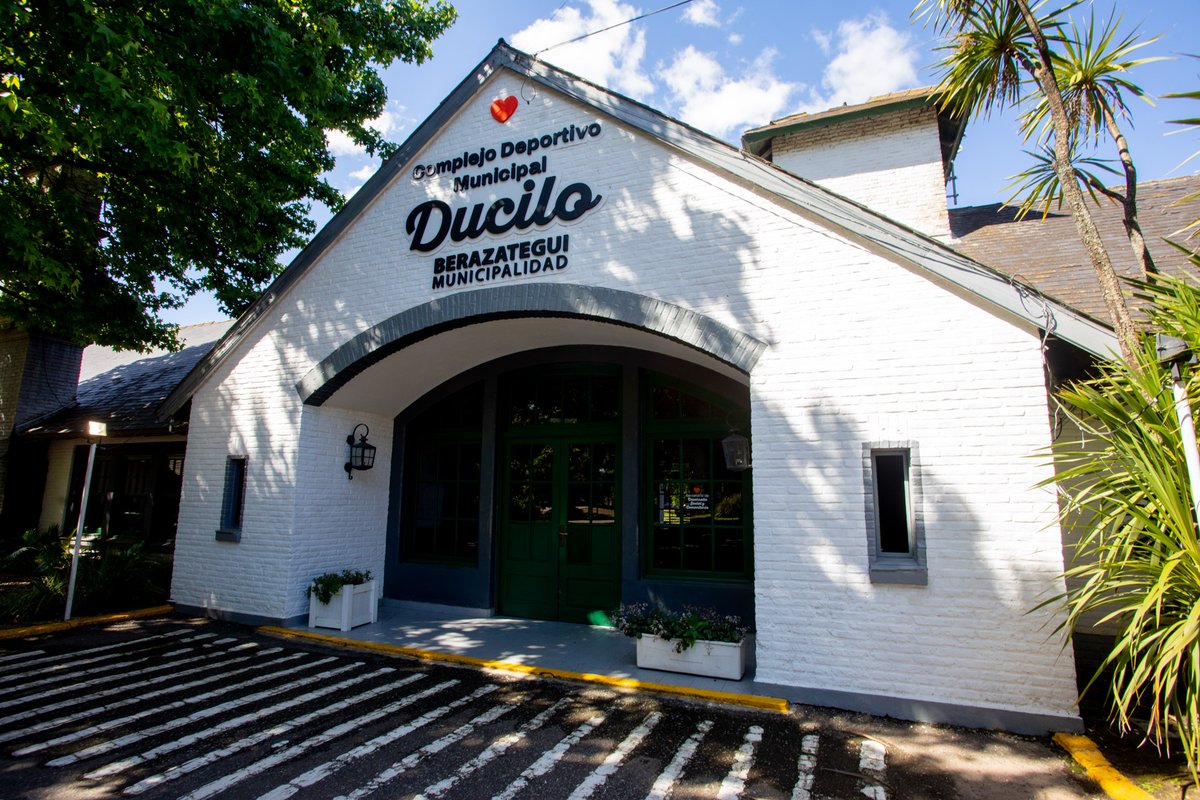 jjosemussi's tweet image. El Complejo Deportivo Municipal Ducilo es un lugar único: amplio, seguro, gratuito y pensado para que vengan a pasar la tarde con amigos o familia, y con el mate infaltable 🧉💚.

📍 Los y las invito a visitarlo en calle 5 y 151.

#Berazategui #BerazateguiCorazónDeZonaSur