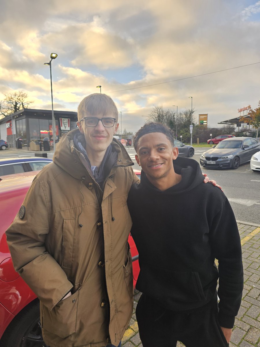 Christophski96's tweet photo. Someones just made my day! Bumped into #Nathanralph Can't believe it. Went for a regular coffee out and this happens out the blue! Such a lovely guy and amazing to talk to.
Thank you for the lovely chat Nathan!  Up the Shrimpers! @SUFCRootsHall @CJPhillips1982 https://t.co/v7mgsVZrp5