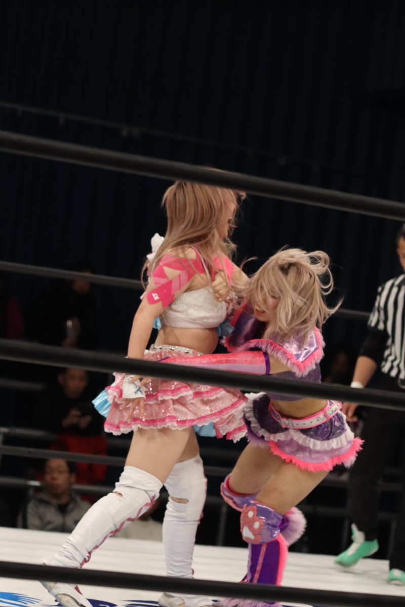 Kentaamu's tweet image. 11.20 #wavepro インイタ大会

#しのせ愛梨紗 選手と #咲蘭 選手

エルボーの撃ち合い
