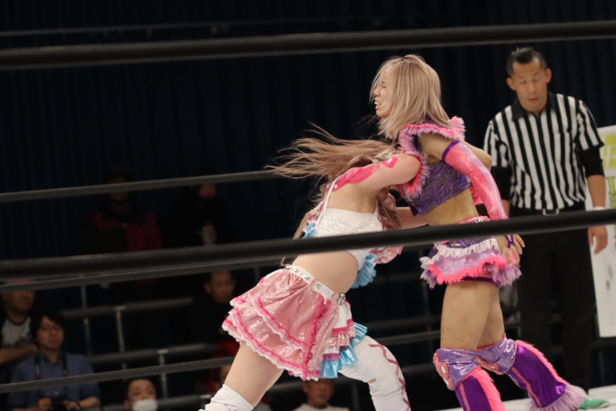 Kentaamu's tweet image. 11.20 #wavepro インイタ大会

#しのせ愛梨紗 選手と #咲蘭 選手

エルボーの撃ち合い