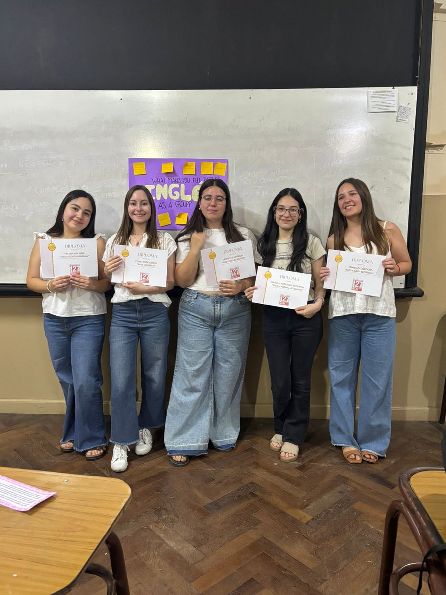 Ingles127's tweet photo. Despedida graduadas 2025. Felicitaciones!! https://t.co/58bV6FllAh