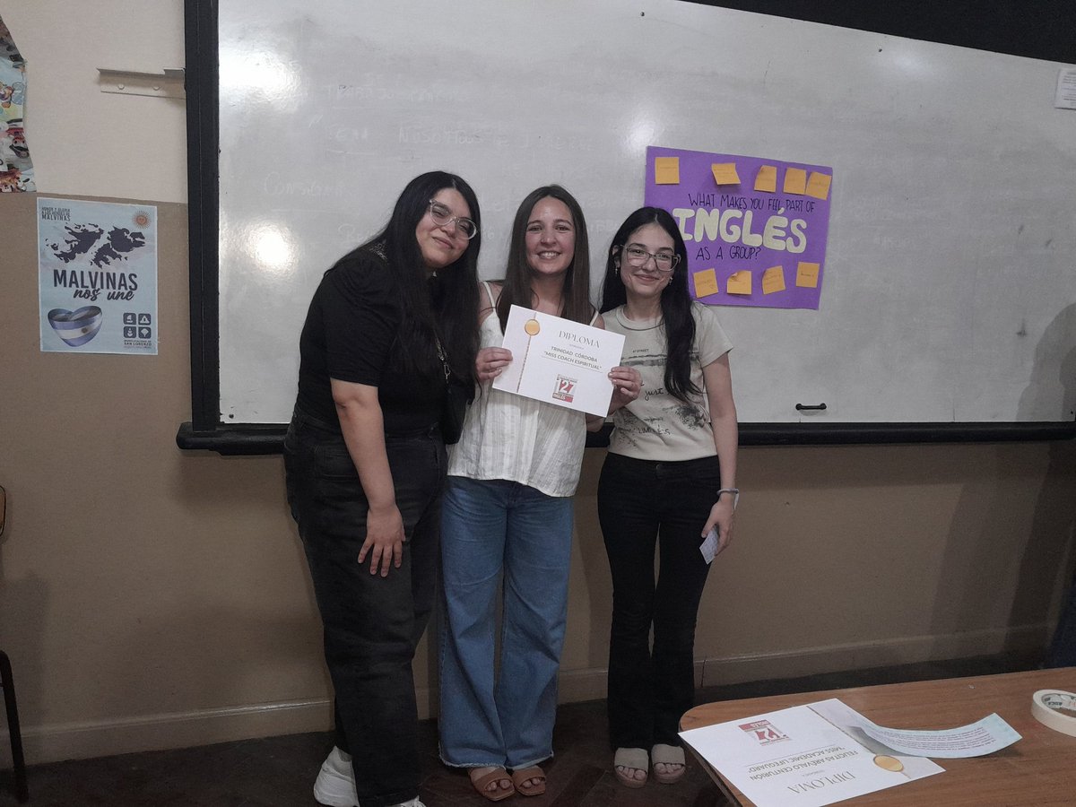 Ingles127's tweet photo. Despedida graduadas 2025. Felicitaciones!! https://t.co/58bV6FllAh