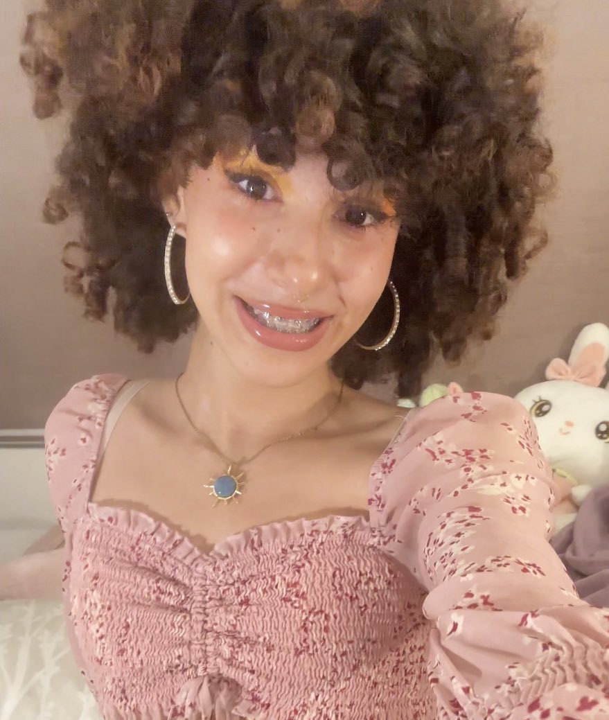 JixiePop's tweet image. Friendly reminder smiling literally makes you feel happier :)