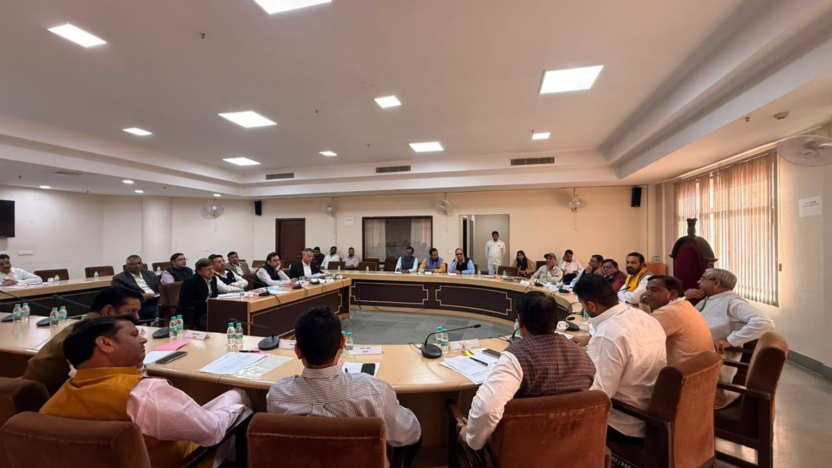 RavindraBhati__'s tweet image. आज राजस्थान विधानसभा की प्रश्न एवं संदर्भ समिति की बैठक में प्रदेश और शिव विधानसभा क्षेत्र की बिजली व्यवस्था से जुड़े कई गंभीर एवं लंबे समय से लंबित मुद्दों पर अपनी बात रखी।

प्रदेश में विंड, सोलर व विभिन्न माध्यमों से उत्पादित बिजली पर्याप्त उपलब्ध है, तब भी समय पर नियमित और…