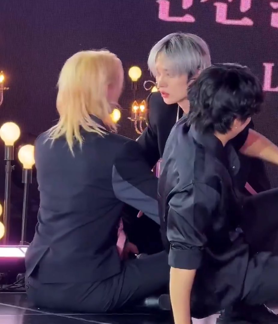 귀척하기전에 눈마주친게 ㅈㄴ야한데 뭐지
심지어 이욘부얼굴도 안보이는데 왜야하지