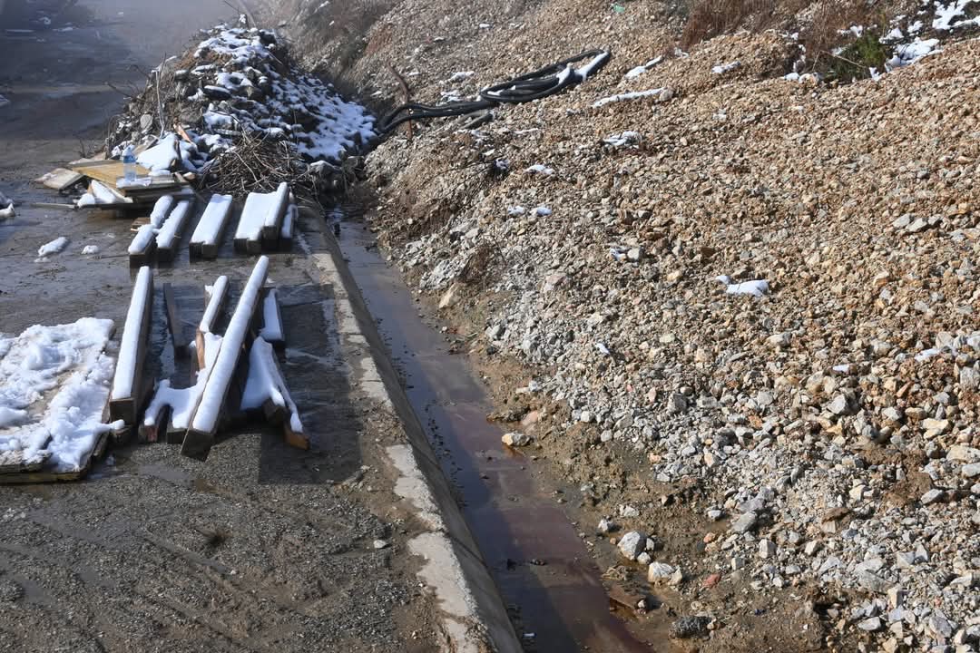 DNDD_031's tweet image. Ministarstvo građevine zabranilo korišćenje deponije KAO GRAĐEVINSKOG OBJEKTA. Postavlja se pitanje gde će koncentrat koji ostaje iza postrojenja?

Ceo tekst pročitajte na linku⬇️
facebook.com/share/v/1FurgH…