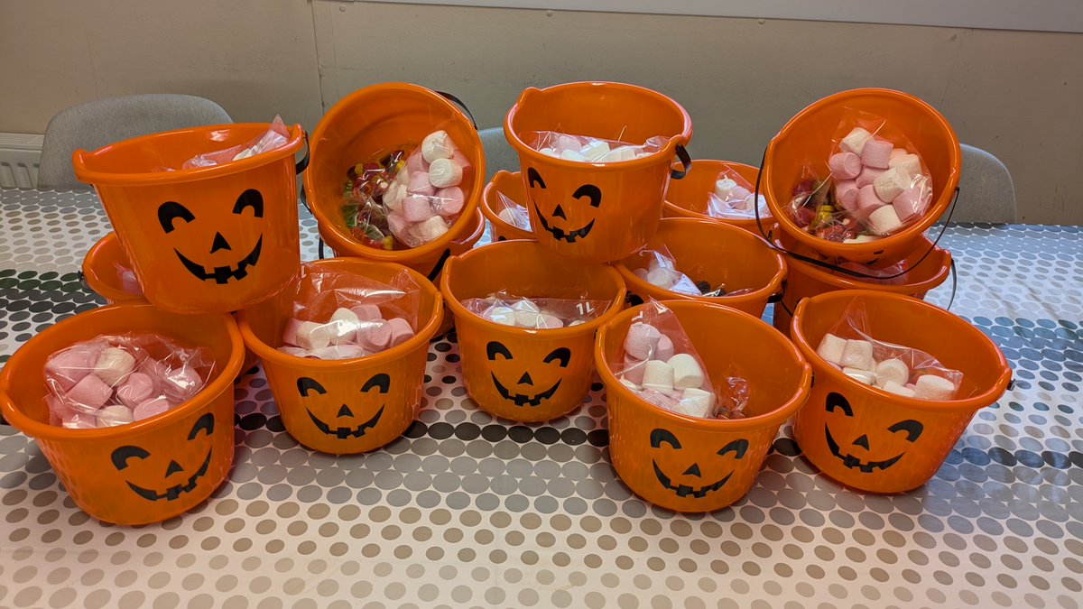 👻Une touche de gourmandise pour Halloween à la Mission Locale.L’équipe a eu le plaisir de recevoir un seau rempli de bonbons dans le cadre de notre calendrier festif🎁
Un petit moment convivial qui apporte de la bonne humeur au quotidien !
#Halloween #MissionLocale #Convivialité