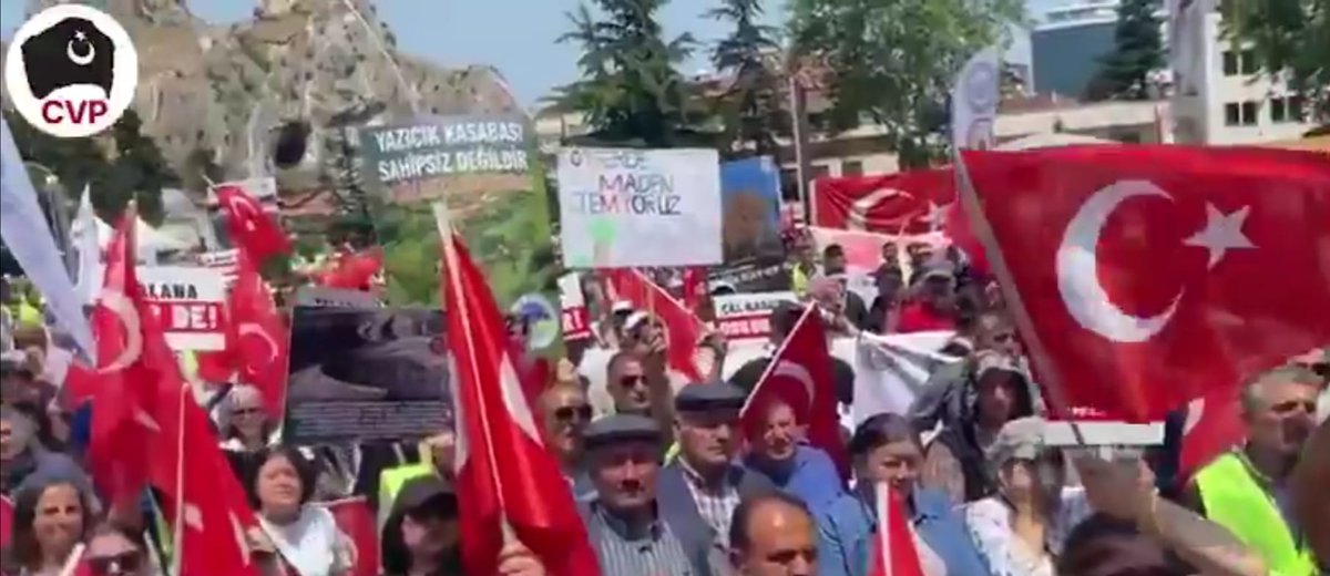 Sömürgeci maden şirketlerinin ruhsatlarını birer birer iptal ettiriyoruz. 

Önce bölge halkı ve ardından bütün millet birlik olduğunda önünde ne saltanatlar kalıyor ne kapitalizmin kirli şirketleri. Genel Başkan Yardımcımız Av. İsmail Hakkı Atal bölge halkıyla birlikte verdiği