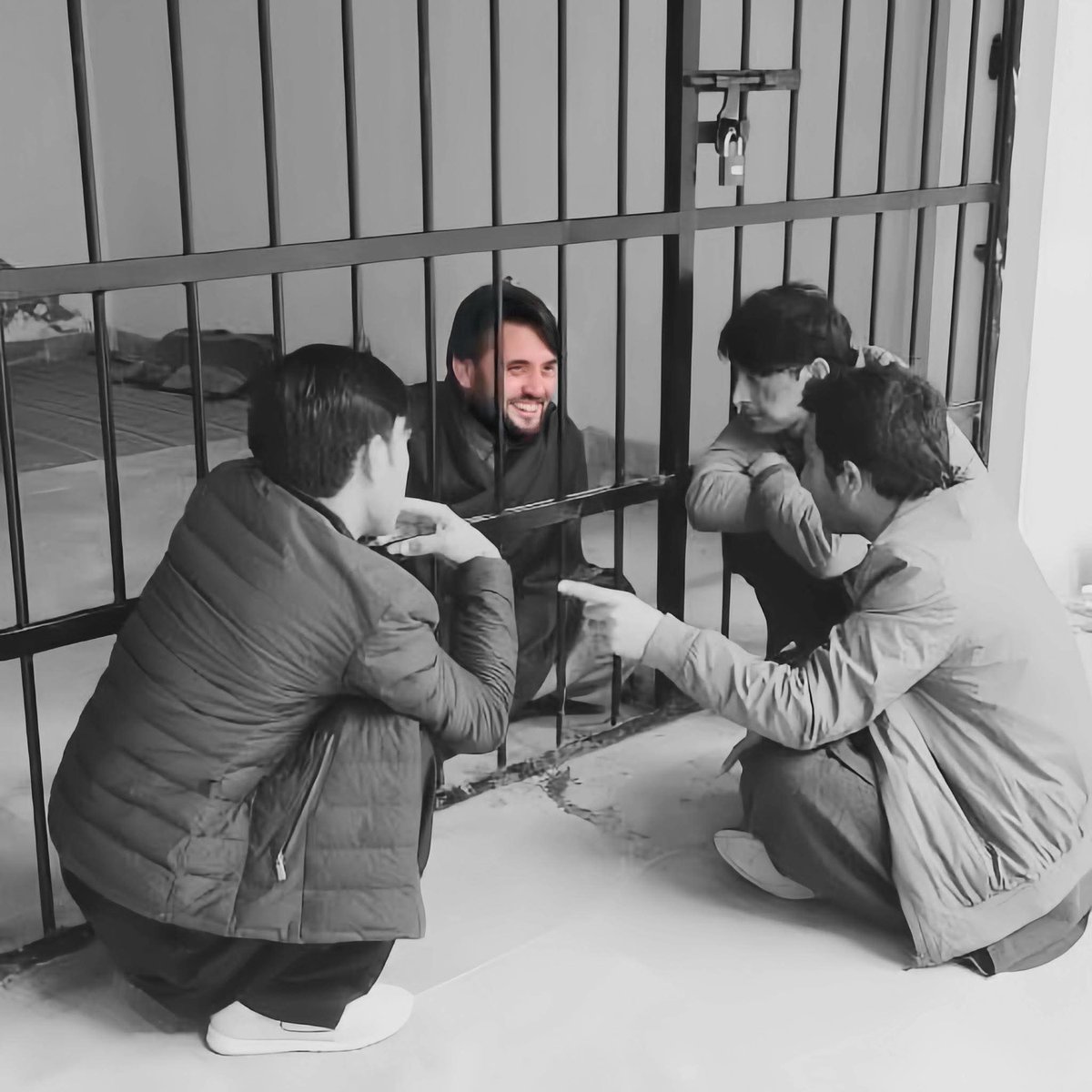 Muzzamilkh34922's tweet photo. عوامی نیشنل پارٹی کے کارکن نہ جیلوں سے ڈرتے ہیں اور نہ دھمکیوں سے خوفزدہ 
 ہوتے ہیں ۔
#ReleaseUbaidkhanSalarzai
#ANP #ANPTheOnlyHope #awminationalparty #Muzzamilkhan https://t.co/xv8FYthPTR