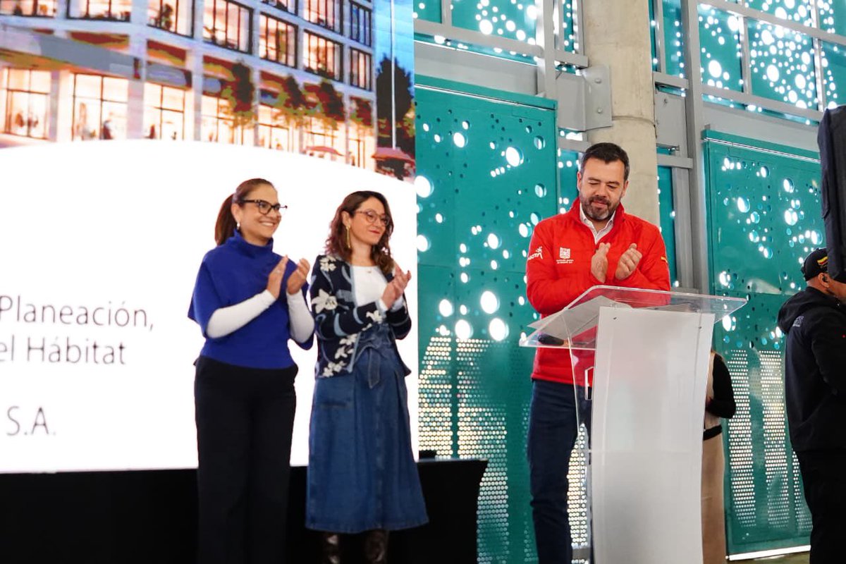 TransMilenio's tweet image. No solo hablamos de buses; hablamos de cómo #TransMi impulsa vivienda, servicios y mejor espacio público.

El objetivo: Que vivas cerca de donde te mueves. 🏠🚶‍♂️ ✅ Barrios activos. ✅ Fachadas seguras. ✅ Sostenibilidad financiera para el Sistema.