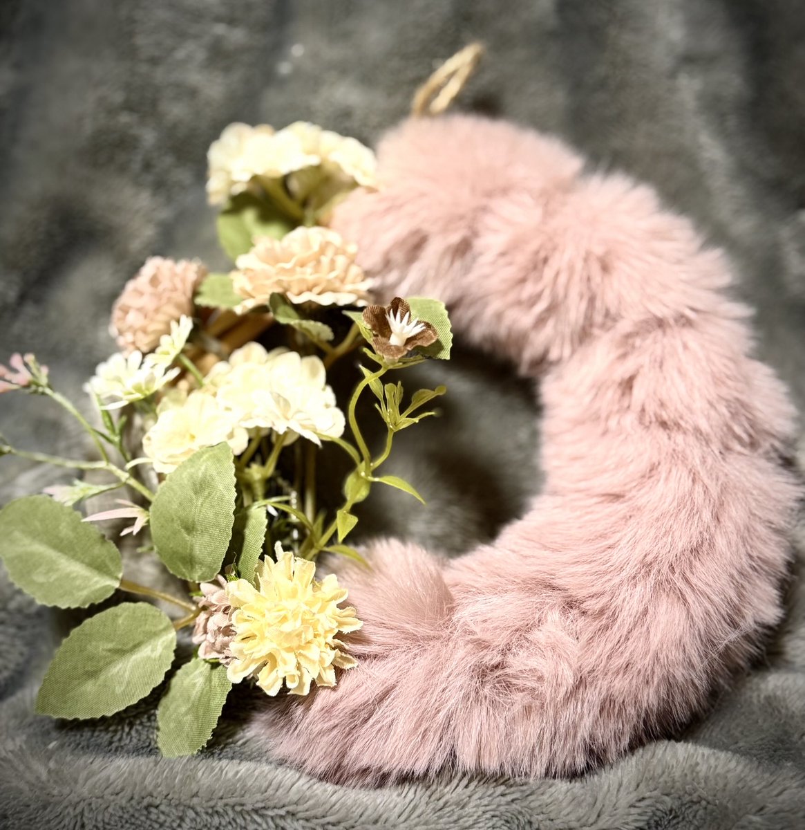 本日のリース。
お花はセリアさん。ファーは手芸屋さん。