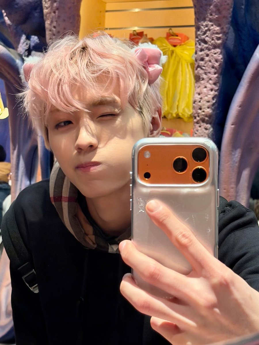 02YH17's tweet image. 🦌 [photo]
🦌 [photo]
🦌 the mirror selfies are cute, i should use it as my profile picture
🦌 compared to a headband, the cat ears
🦌 it’s comfortable and i thought it’d suit me so i did it
🦌 huhu

#YONGHEE #용희 #CIX #씨아이엑스
