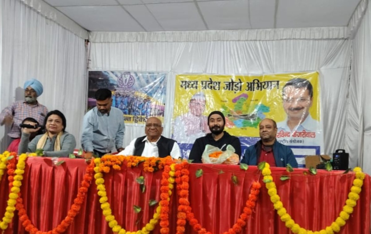 JSTomarAAP's tweet image. आम आदमी पार्टी द्वारा जारी मध्य प्रदेश जोड़ो अभियान के तहत वरिष्ठ पार्टी नेता डॉ रविकांत द्विवेदी द्वारा दुर्गा चौक न्यू ट्रांसपोर्ट नगर भोपाल में की गई जनसभा। 
गत दिनों शुरू हुए मध्य प्रदेश जोड़ो अभियान के तहत आयोजित सभाओं की श्रृंखला में ये थी प्रदेश में 62वीं जनसभा।…