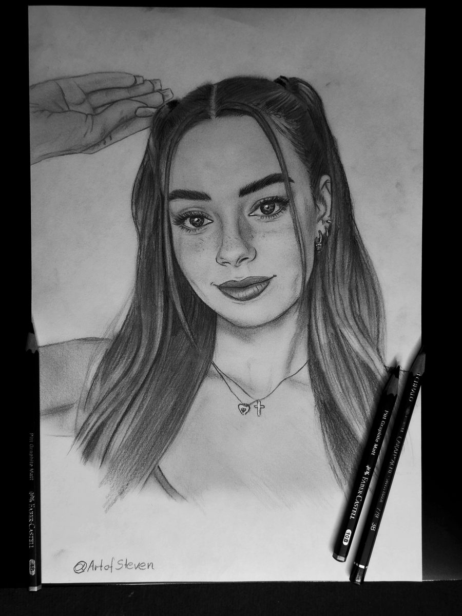 Arkadjewitsch's tweet image. ✏️✨ FOKUS SOPHIA

Realistische Bleistiftzeichnung von @sophiaxs3  

Klare Kontraste, realistische Linien &amp;amp; saubere Technik.

Sophia liefert als @FOKUSCLANGG Creatorin konstant starken Content. ⚡