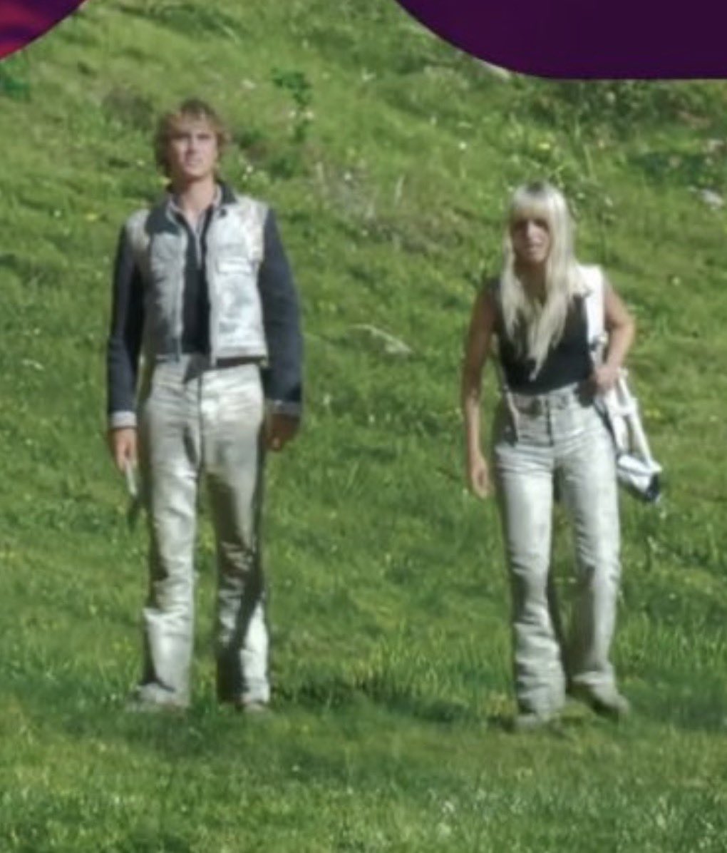 itchyhaybitchy's tweet image. imagine being a tribute in the hunger games and having to wear WHITE SKINNY JEANS…i’d jump off that pedestal so fast….