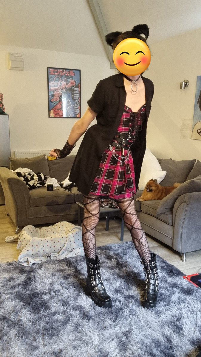 VRCPuck's tweet image. Landed a part time job at an alt store.

I can dress like a girl at work if I want to ❤️