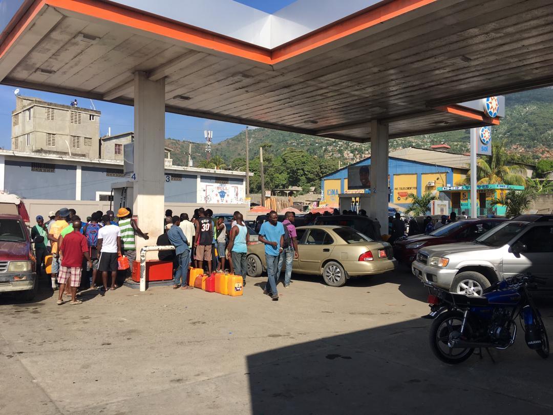 RTmonopole's tweet photo. Les stations-service de la région métropolitaine font face à une pénurie de carburant depuis mercredi, contraignant les automobilistes à de longues attentes à Delmas et à Pétion-Ville. En cause, le blocage présumé de la zone du Terminal Varreux par des gangs, qui empêcherait les camions-citernes de s’approvisionner à ce terminal situé à Cité Soleil. Les chauffeurs redoutent désormais une flambée des prix du carburant, une menace qui s'ajoute à la hausse du coût des transports dans les zones contrôlées par les gangs, notamment dans la commune de Carrefour.