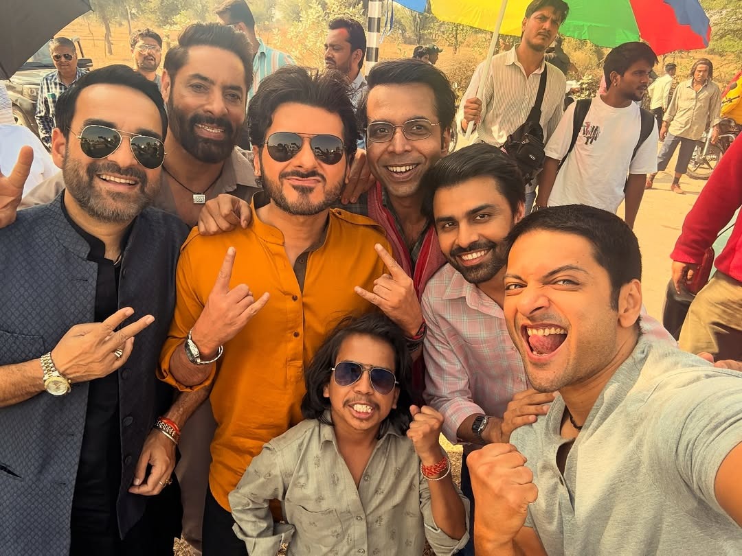 filmfare's tweet image. #AliFazal shares a fun picture with the #Mirzapur gang &amp;amp; the vibe looks absolutely infectious with multiple powerhouse actors in a single frame! 🔥

#PankajTripathi #DivyenduSharma #JitendraKumar #AbhishekBanerjee