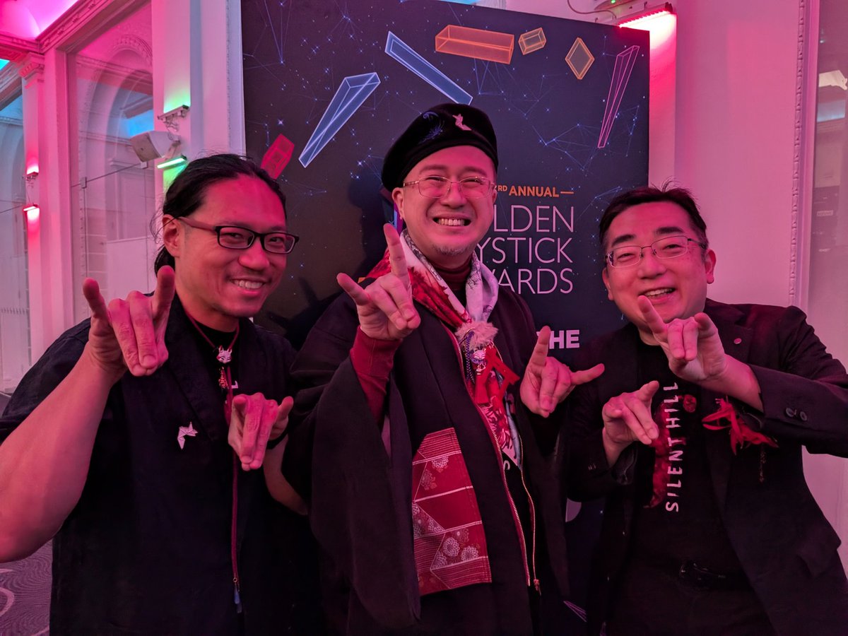QQBert's tweet image. SILENT HILL f is at the @GoldenJoysticks with producer Motoi Okamoto @obakemogura and writer Ryukishi07 @07th_official #silenthillf #silenthill #GoldenJoystickAwards