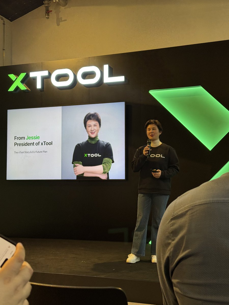 GohanBlog's tweet image. Aujourd’hui j’étais à Berlin pour découvrir la nouvelle graveuse chez Xtool, la F2 Ultra UV qui permet notamment de graver dans du verre ou du cristal en 3D. Le résultat est vraiment impressionnant !