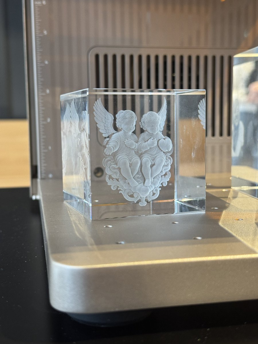 GohanBlog's tweet image. Aujourd’hui j’étais à Berlin pour découvrir la nouvelle graveuse chez Xtool, la F2 Ultra UV qui permet notamment de graver dans du verre ou du cristal en 3D. Le résultat est vraiment impressionnant !