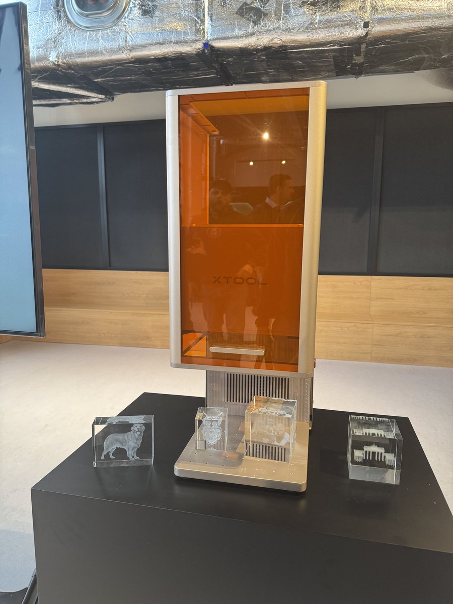GohanBlog's tweet image. Aujourd’hui j’étais à Berlin pour découvrir la nouvelle graveuse chez Xtool, la F2 Ultra UV qui permet notamment de graver dans du verre ou du cristal en 3D. Le résultat est vraiment impressionnant !