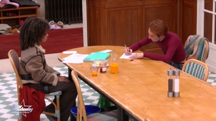 Tout en écrivant sa lettre Léane révèle que si elle part Théo L lui a dit  qu'il refuserait de repartir dans le bus #staracademylelive