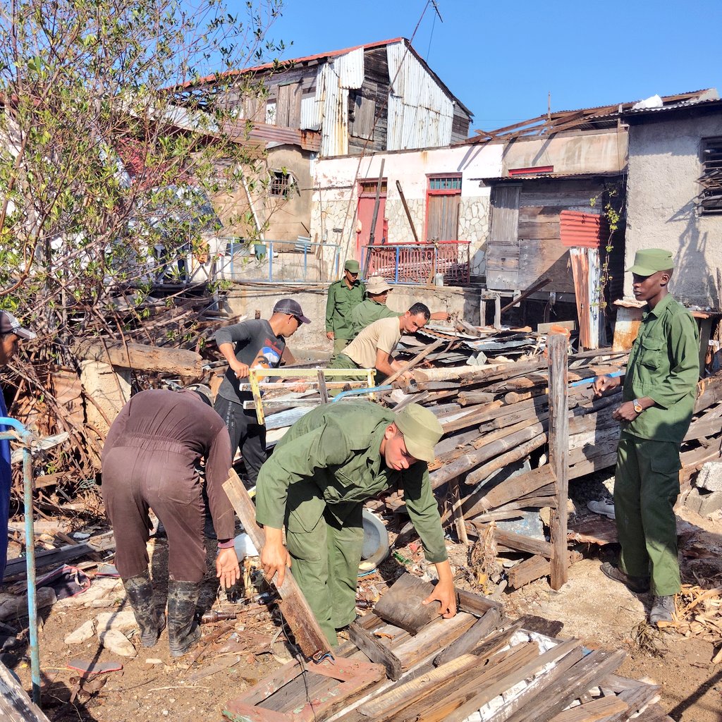 BeatrizJUrrutia's tweet image. Con el apoyo de las brigadas del Contingente Mayor General Vicente García de la Región Militar Las Tunas, avanza la recuperación en las comunidades ubicadas en la bahía de #SantiagoDeCuba.
