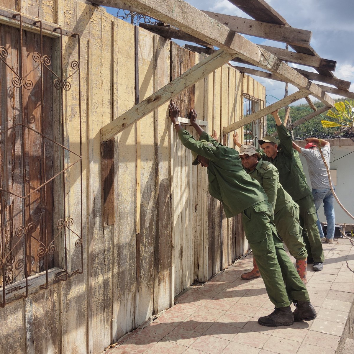 BeatrizJUrrutia's tweet image. Con el apoyo de las brigadas del Contingente Mayor General Vicente García de la Región Militar Las Tunas, avanza la recuperación en las comunidades ubicadas en la bahía de #SantiagoDeCuba.