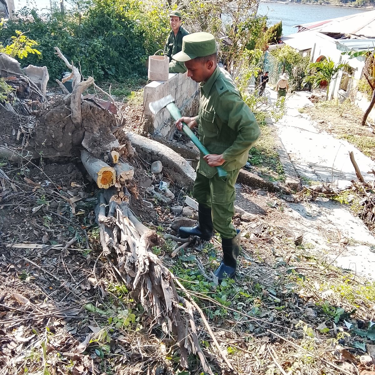 BeatrizJUrrutia's tweet image. Con el apoyo de las brigadas del Contingente Mayor General Vicente García de la Región Militar Las Tunas, avanza la recuperación en las comunidades ubicadas en la bahía de #SantiagoDeCuba.